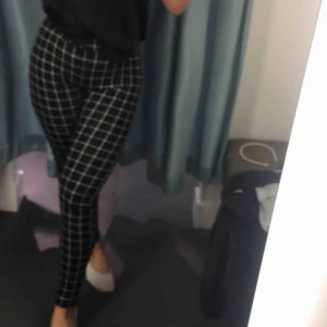  - Rutiga jättesnygga byxor. (Har tyvärr inga bra bilder men om ni vill ha det så kan jag skicka privat) :)