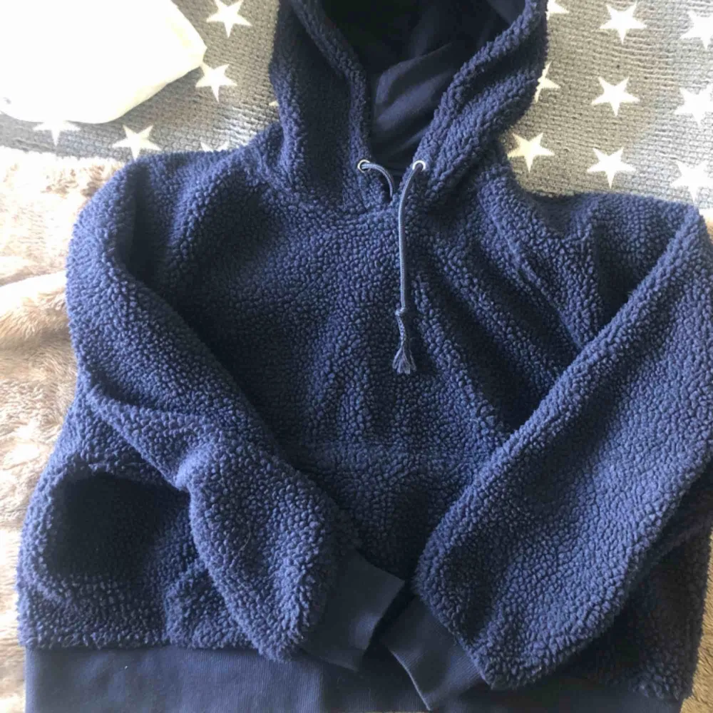 I princip helt ny croppad teddy hoodie som e perfekt nu till våren men som tyvärr ej får tillräckligt med kärlek från mitt håll.  Köparen står för frakt annars meetup i Stockholm . Tröjor & Koftor.
