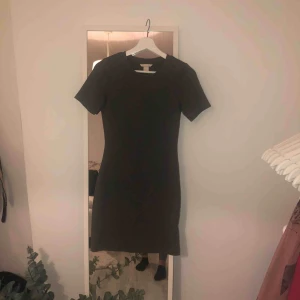  - Grå tubklänning, knappt använd, den är mer grå än vad bilden visar