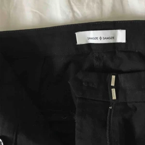  - Snygga kostymbyxor! Säljer pga för små för mig. Helt oanvända, nypris 1000. Storlek skulle jag säga är någonstans runt xs/s och de är ganska korta på mig. Fråga om bild på benen för att se hur korta de är!