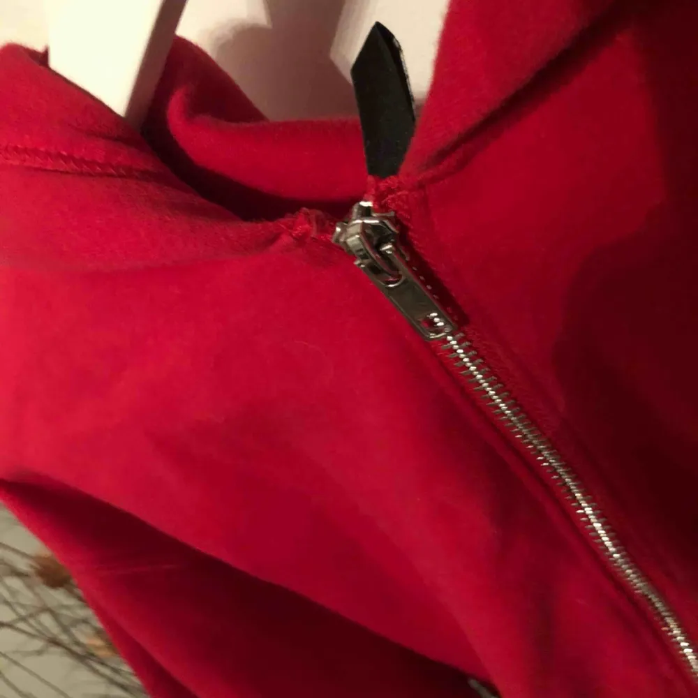 En fin röd tröja med silverkedja.använd 3-4gånger. Köpt från hm för 200kr. Storlek XS men passar även S.. Tröjor & Koftor.