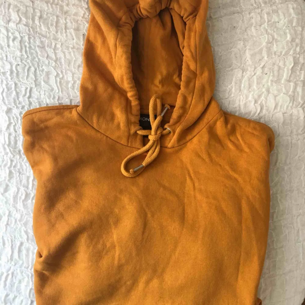 oversized senapsgul monki hoodie. Pyyyttelitte remsor fram ( se andra bilden ). Väldigt oversized så funkar lika bra på M som XS. Hoodies.