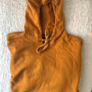  - oversized senapsgul monki hoodie. Pyyyttelitte remsor fram ( se andra bilden ). Väldigt oversized så funkar lika bra på M som XS
