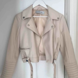  - En helt oanvänd jacka från Ivyrevel. - Köptes för liten, dock skit snygg 👌🏼✨