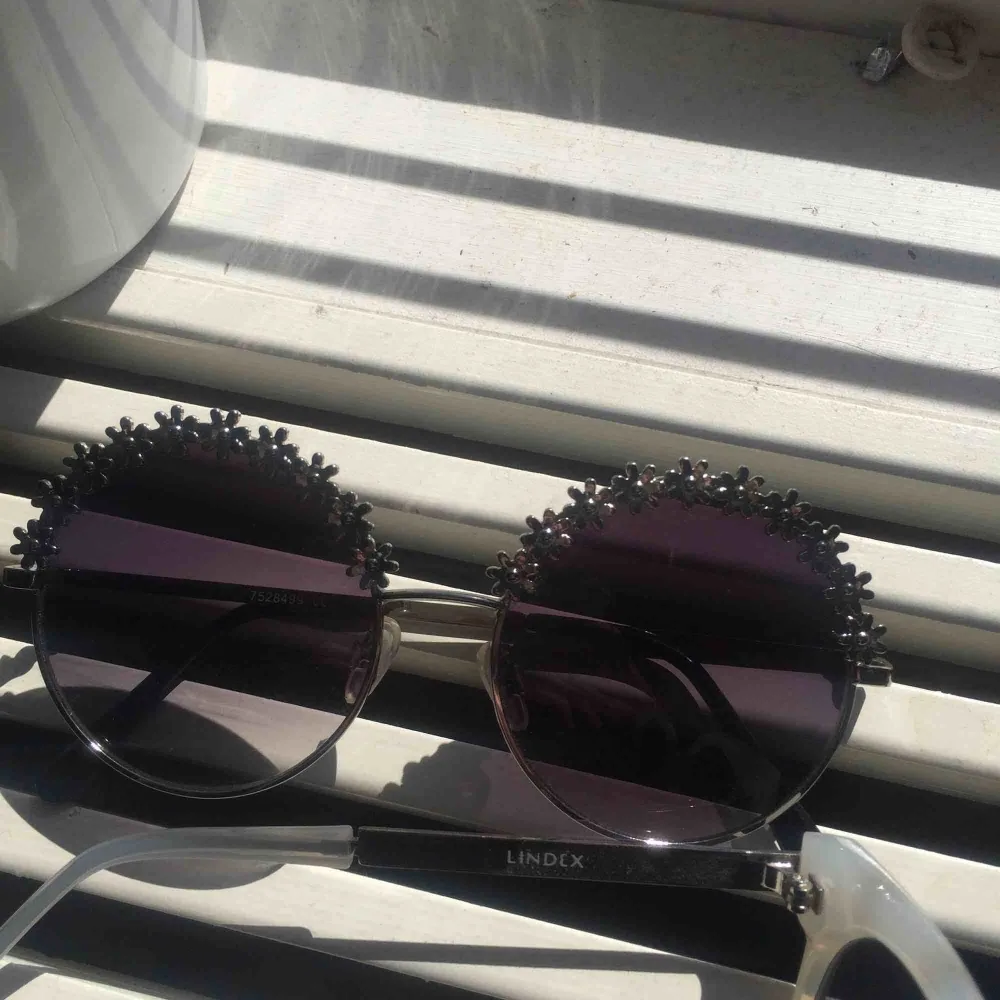 Oanvända solglasögon från Lindex.💕 FRI FRAKT!!!  20kr/st eller 35kr för båda!  Säljer för att de aldrig kommer till användning ☹️ Org pris 199kr.. Accessoarer.