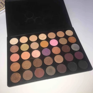 Morphe palette  - Jättefin palette från morphe (35W) som ej används längre, alla skuggor e kvar o de e mycket av varje! 