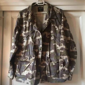  - Tunn militärmönstrad jacka i storlek M säljes, den i gott skick! Finns att hämta i Hornstull!  Kan också skickas mot att köparen betalar frakten.