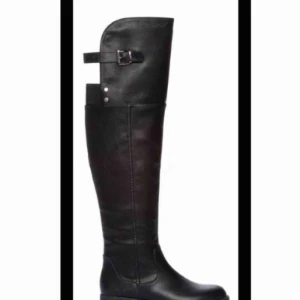  - Over knee stövlar med högt skaft. Nypris 599, använda väldigt fåtal gånger. Strl 38 Finns i Halmstad/Laholm Kan även frakta mot swish betalning.🌹