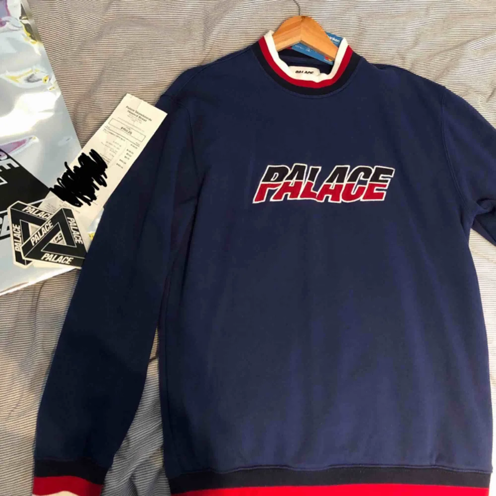 Palace sweatshirt size Medium, köpt i NYC-butiken för 150$, men säljer för 1000kr. Använd 2-3 ggr, tvättad en gång.. Tröjor & Koftor.