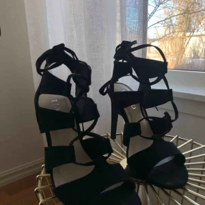  - Klackar med knytning. Använda en kväll! 10cm klack!