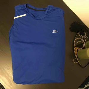  - En långärmad marinblå träningströja, skyddar även mot sol.