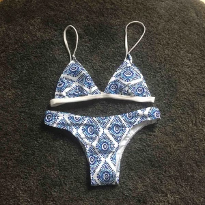  - Oanvänd bikini, hygienplasten sitter kvar i trosorna. Frakt tillkommer 