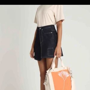  - Helt oanvänd jeanskjol från Weekday. Limited edition i modell ”Nebraska skirt rinsed”. Säljer pga för stor