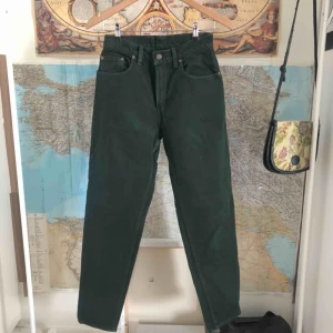  - Mörkgröna Levi’s jeans som sitter som en smäck! Köpta på Beyond Retro. Går lite in i midjan för form. Pris kan diskuteras vid frakt.