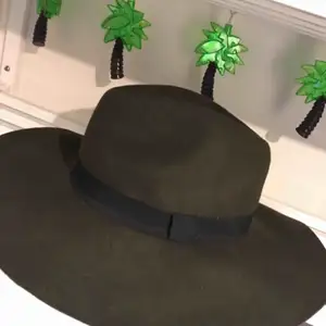 Mörkgrön hatt från Bikbok 🌸