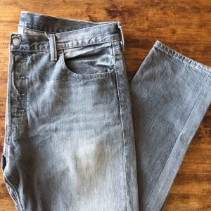  - Levis 501 storlek W36 L32 i snyggt använt skick. Kan hämtas i Uppsala eller skickas mot fraktkostnad 