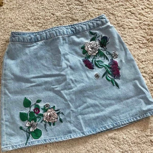  - Snygg jeanskjol från Coachella Official Collection! Knappt använd!  