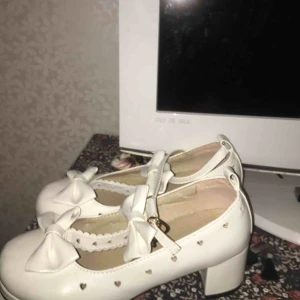  - Otroligt fina skor, lite Lolita-aktiga.