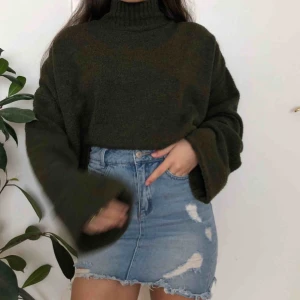  - Snygg stickad polotröja med vida ärmar Skönt material som inte sticks. (Bilderna får tröjan att se missfärgad ut men det är bara kameran, den är fullt grön) Checka gärna min profil för andra plagg😇