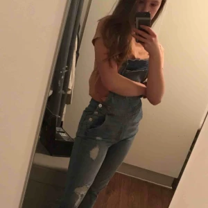  - Ett par hängselbyxor i fint skick. Storlek 36 eller 6.  Köparen står för frakt