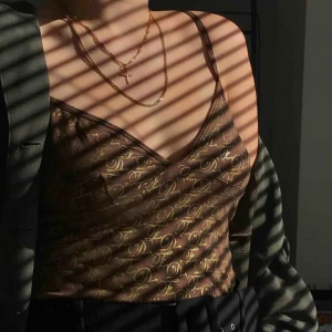  - Linne med vackra gulddetaljer✨