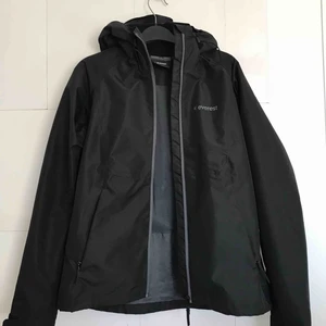 Everest vindjacka! - Everest vindjacka! Superbra nu i vår.  Använd sällan, den är för liten för mig. 166 kr med inkluderad frakt.