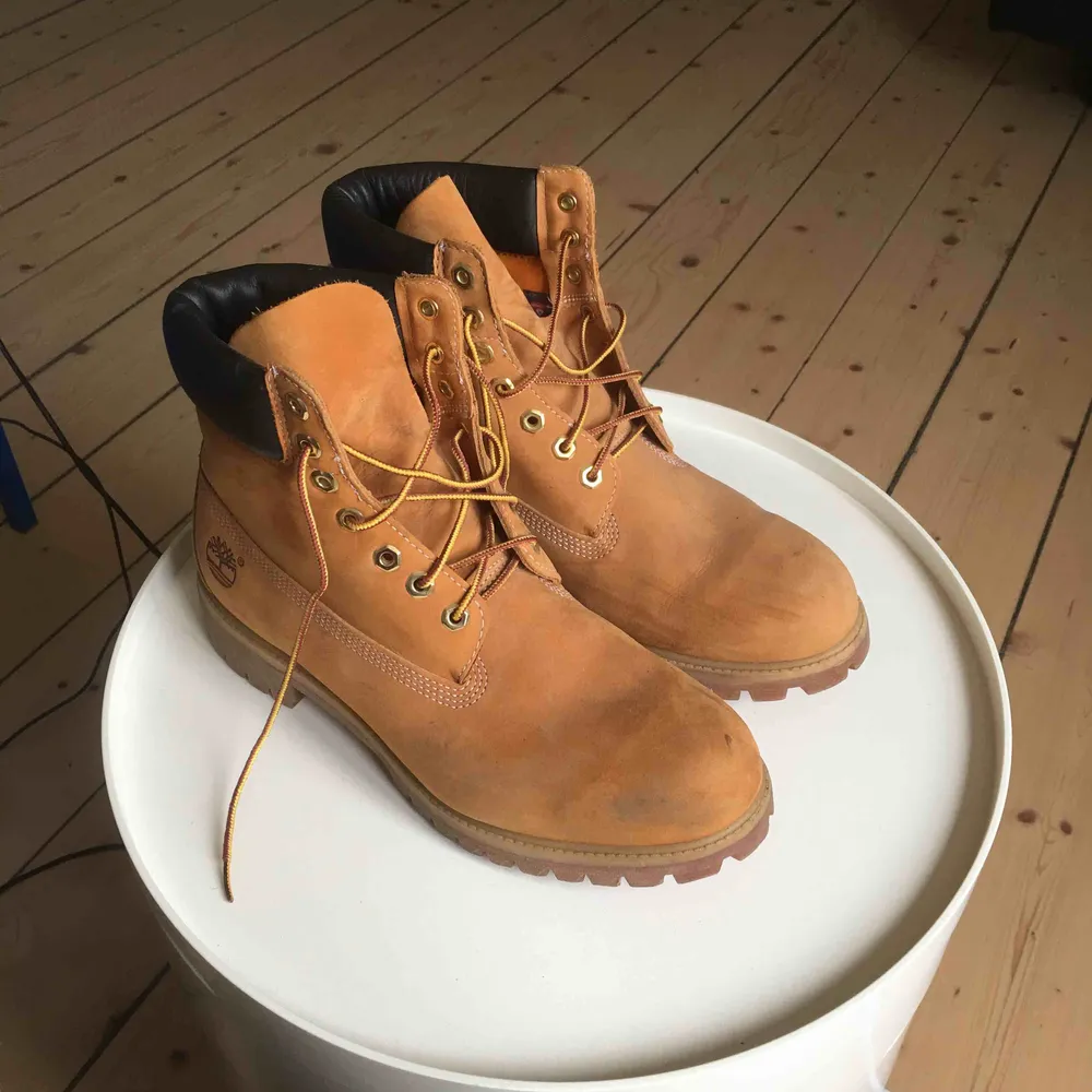 Timberland boots, använda max 10 gånger, lite smuts men det går lätt bort, frakt ingår. . Skor.