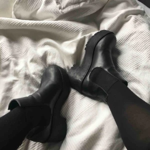  - Jättesköna platåskor som tyvärr är för små för mig. Lite slitningar som går att se på sista bilden, men i övrigt i gott skick! 🌼