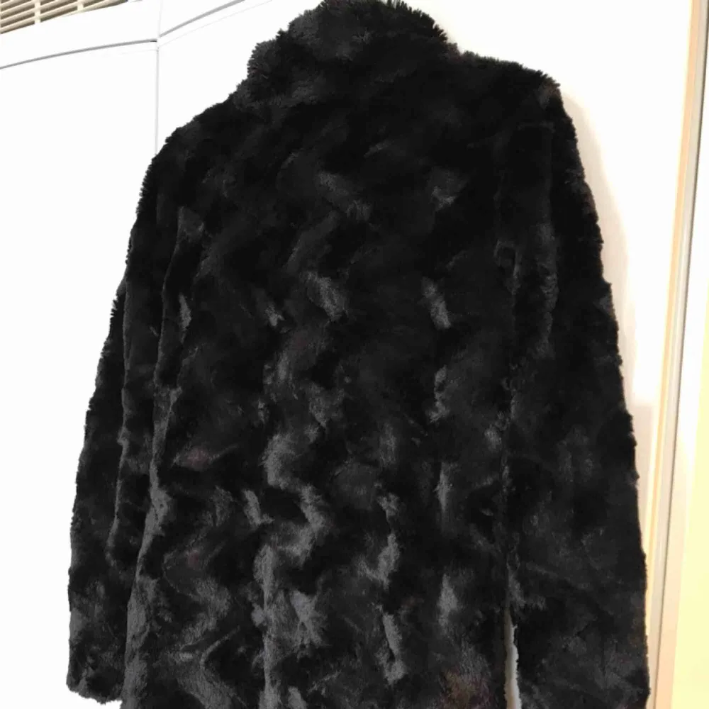 Fin lite tunnare fuskpäls jacka , halvlång modell från Vero Moda. Endast använd ett par ggr. Perfekt vår och höstjacka!. Jackor.