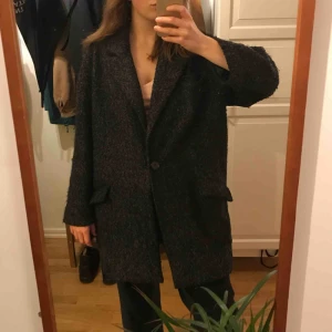  - Snygg och skön kappa från Åhléns. Flitigt använd vilket syns, därav lågt pris, men den har mycket kvar att ge och förtjänar att användas. 150 kr inkl frakt inom Sverige. 