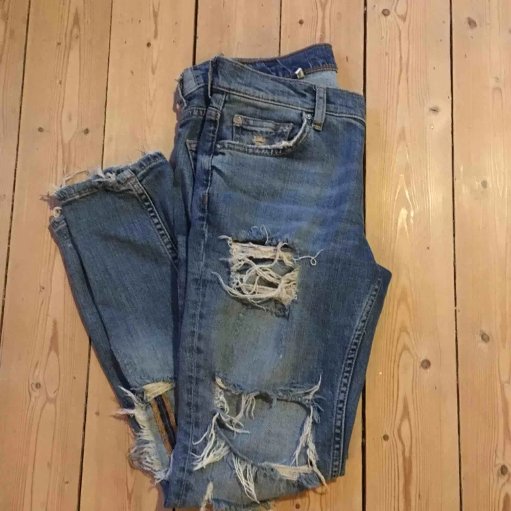 Säljer ett par trasiga jeans från Zara Woman i strl 34. Byxorna är i mycket fint skick men säljer dom då dom är lite stora på mig. Köparen står för frakt o swisch funkar fint😉. Jeans & Byxor.