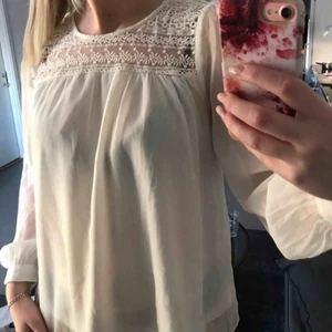  - Luftig vit blus strl S/M  Möter upp i Stockholm! 