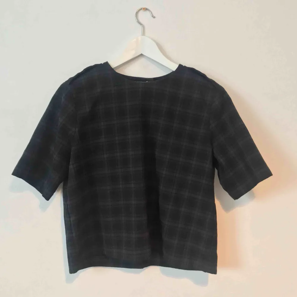Tartan/rutig tshirt i tjockare tyg❣️ Möts upp i Gävle eller fraktar för 36kr. T-shirts.