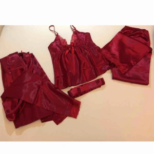  - Säljer Satin pyjamaset 3 delar endast för 399 kr