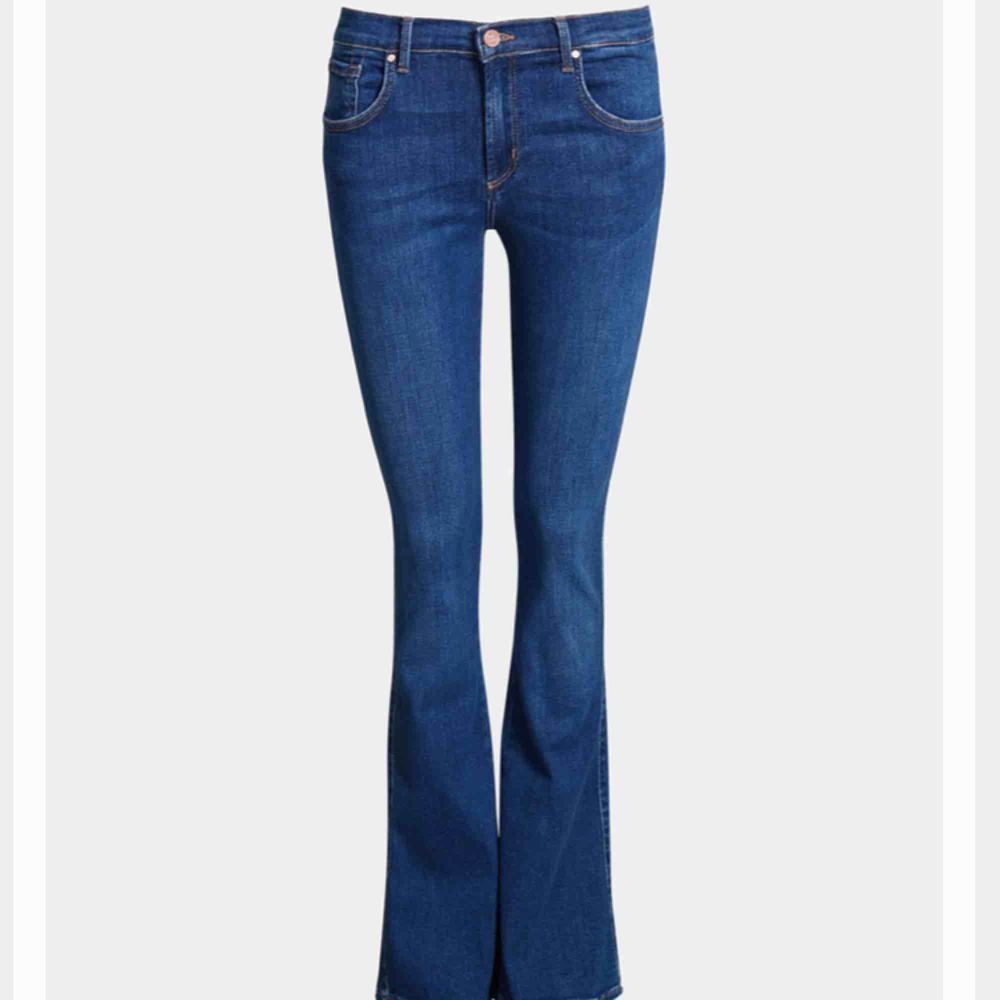 Bootcut-jeans från bikbok, strl xs, normalhög midja. Köpta för 599 kr, säljer för 350 kr hade jag tänkt mig då de är i nyskick eftersom de är använda endast en gång!!🌟. Jeans & Byxor.