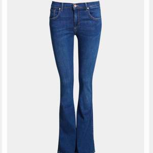 Bootcut-jeans från bikbok, strl xs, normalhög midja. Köpta för 599 kr, säljer för 350 kr hade jag tänkt mig då de är i nyskick eftersom de är använda endast en gång!!🌟