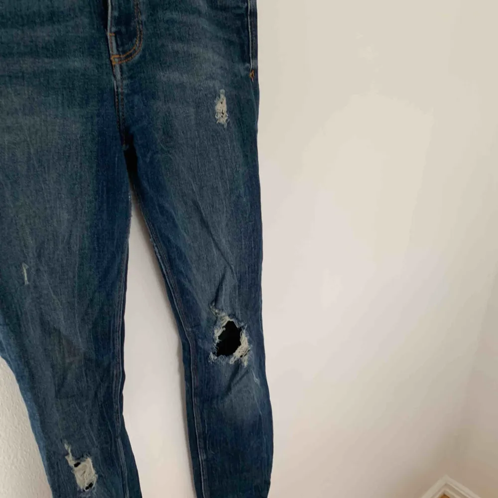 Mörkblå stretchiga jeans från Zara i strl 38 men passar säkert en 36 också. Använd några gånger.. Jeans & Byxor.