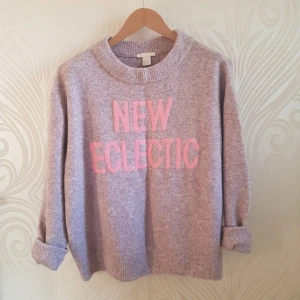  - Lila tröja från H&M som är riktigt coolt! Kommer tyvärr inte till användning så den får hitta ett nytt hem ⭐ Frakten betalas av köparen, kan även träffas vid TC eller täby.