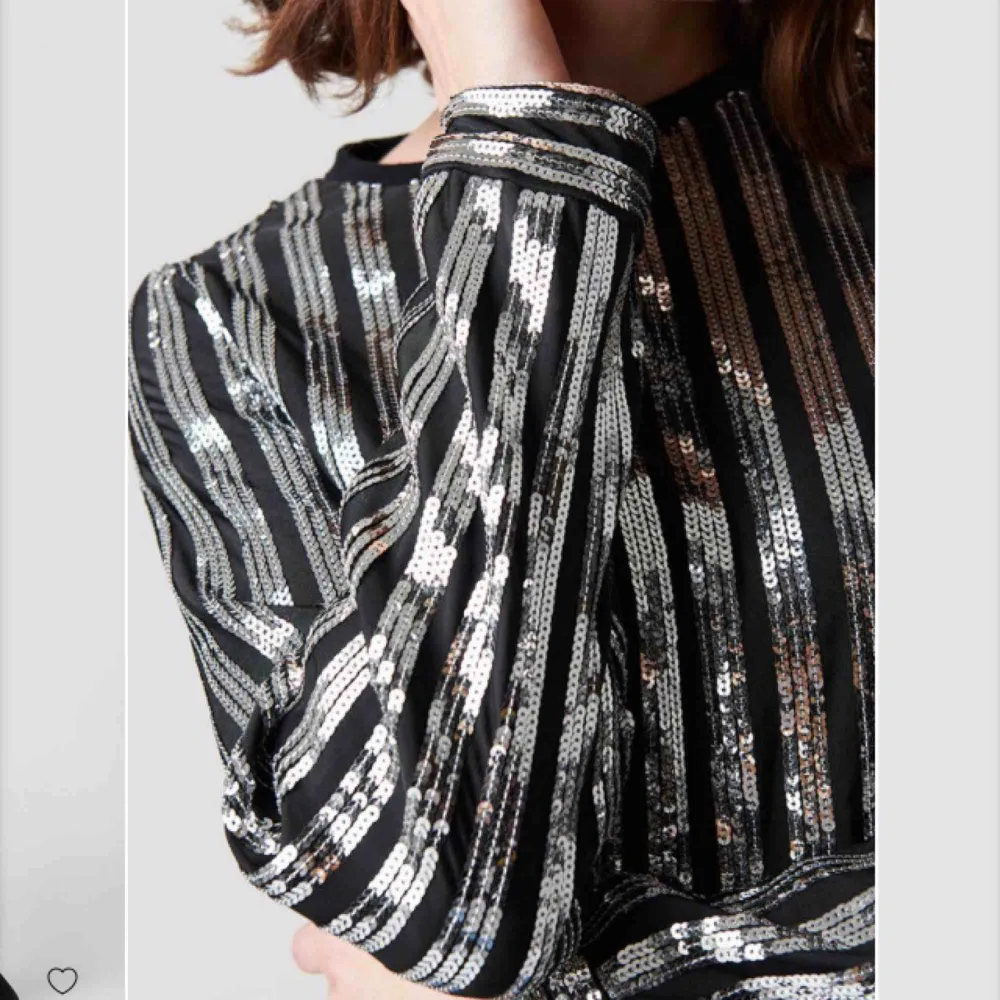 Sequin Sweater Silver från Emilie Briting x NA-KD Helt ny topp! Aldrig använd! Frakt är 55kr.. Toppar.