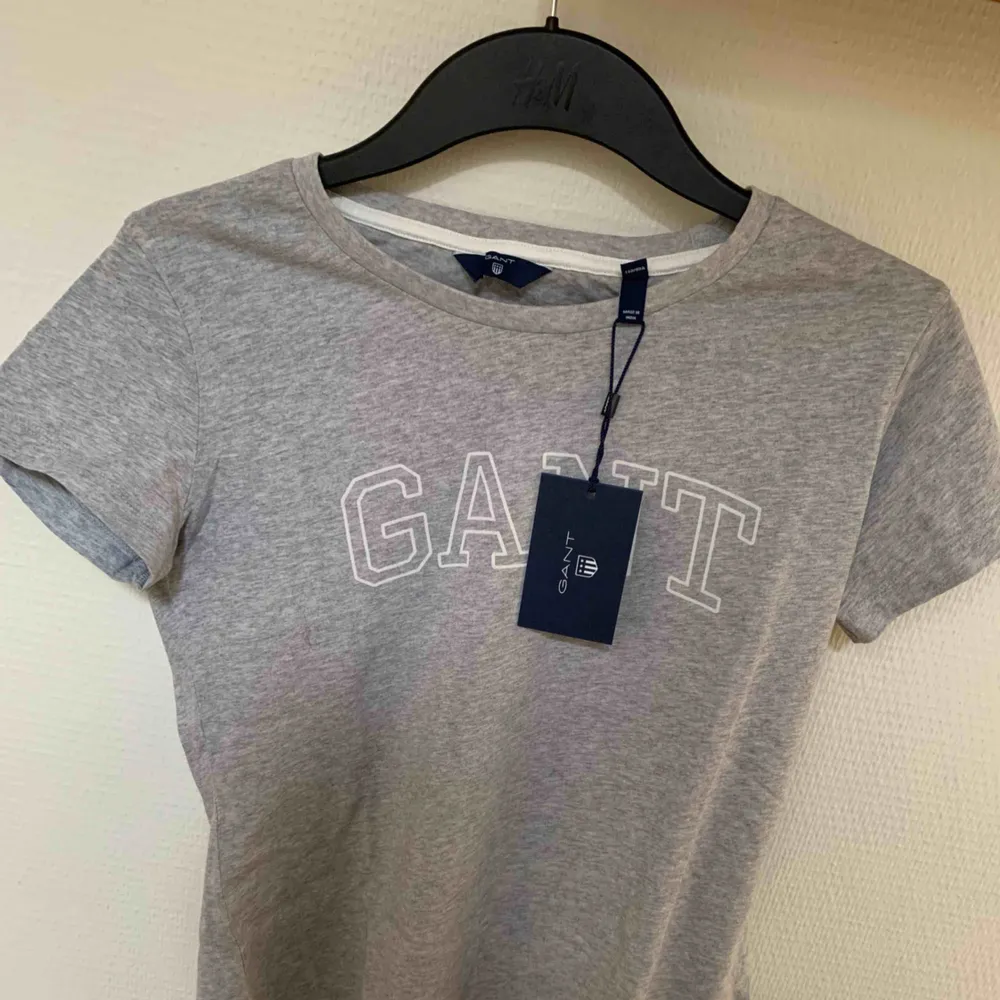 Ljusgrå / grå / gråmelerad t-shirt från GANT. Liten i storleken så passar både XS och S. Helt oanvänd och köpt för en månad sedan i en gantbutik. Köpt för 399 men säljs ni för halva priset 199. . T-shirts.
