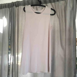  - Fin klänning i skönt material från monki. Hör av er för fler foton eller så 😍