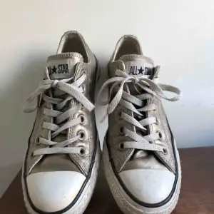 Converse i guldig nyans, Köpta från converse USA, står strl 37,5 om man kollar i skorna, men den storleken stämmer ej då de är aningen större. De passar perfekt på någon med storlek 39 (som jag har på bilderna)💞