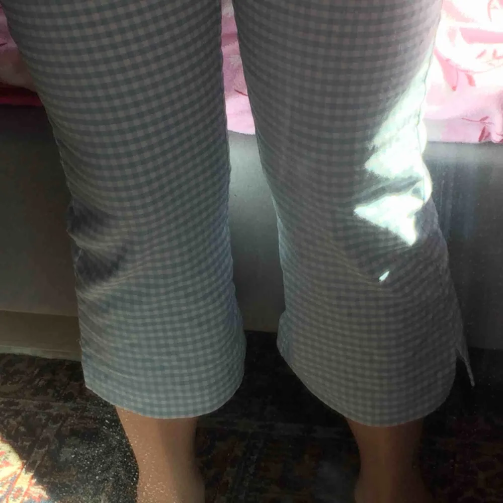 Ett par jätte fina rutiga ljusblåa pastell brallor jag köpt på humana. Passar någon i längd 1,60 och de är i storlek 38🌼 frakt 50kr. Jeans & Byxor.