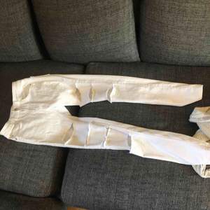 Vita byxor med hål Frakt ingår ej Säljer för minst 100kr