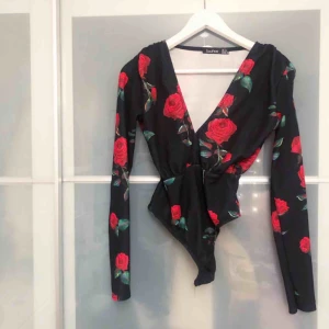  - Body från Boohoo Aldrig använd endast testad