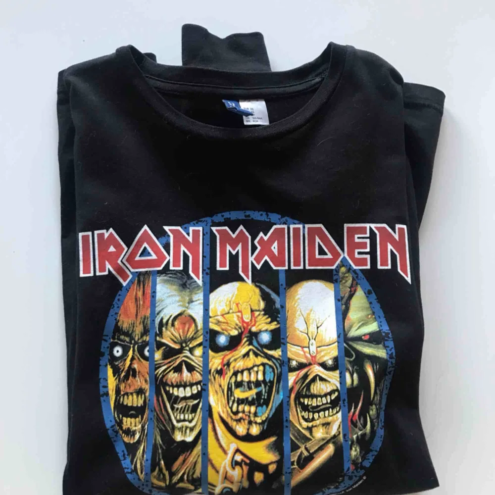 Långärmad Iron Maiden tröja i jättefint skick! Trycket är helt och i bra kvalité. Säljer då det inte är min stil längre. Köparen står för frakten, betalning med swish🌸 Passar XS/S. T-shirts.