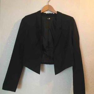  - Mörkblå kavaj , använd fåtal gånger . 