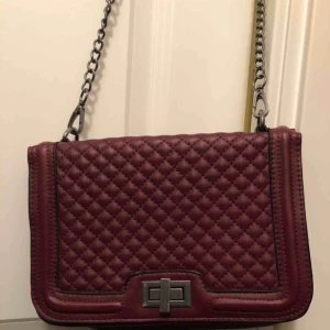  - Fin quiltad väska i vinröd/oxblod med avtagbar kedja, ett fack, fuskläder, mycket fint skick