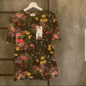  - Oanvänd t-shirt från HMs kollektion med Erdem. Nypris 299kr, väldigt bra o skön kvalitet på bomullen, sålde ut väldigt snabbt. Köparen står för frakt. Kan ta foto med den på om det önskas :)