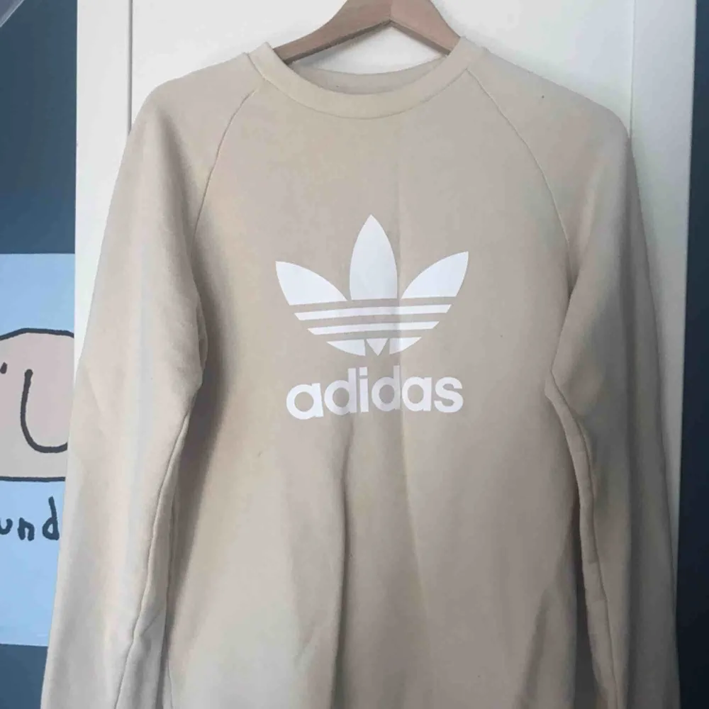 Beige Adidas tröja, aldrig använd, passar S och M.  Möts upp i Stockholm eller frakt (köpare står för frakt).. Tröjor & Koftor.